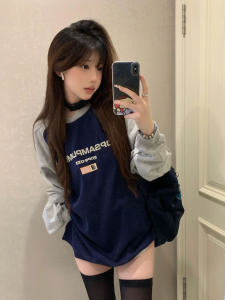 เสื้อสเวตเตอร์คอกลมแขนยาวทรงหลวมสำหรับผู้หญิงในฤดูใบไม้ร่วงและฤดูหนาว ลายตัวอักษรย้อนยุคสไตล์อเมริกัน แขนยาว ทรงหลวม สวมใส่สบาย