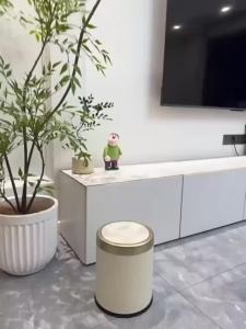 12L Light Luxury Bathroom Trash Can With Lid Press Type Round Garbage Can Plastic Trash Bins For Toilet Office Bedroom Kitchen