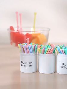 50Pcs Disposable Plastik Fruit Fork Kecil / Fruit Fork / Tusukan buah Tusuk Kue Buah Garpu Mini buah Dessert / Grapu Buah Kue Plastik Kecil