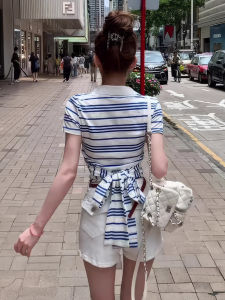 เสื้อยืดลายทางแขนสั้นทรงสลิมฟิตสำหรับผู้หญิงในช่วงฤดูร้อน ทรงพอดีตัว คอโปโล แขนสั้น ผูกโบว์ ทรงเข้ารูป ทรงเข้ารูป เสื้อยืดคอกลม