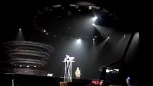 เครื่องน้ําตกกลับหัว เครื่องสเปรย์อิเล็กทรอนิกส์เวที เครื่องจัดงานแต่งงาน ดอกไม้ไฟเย็นลงสเปรย์