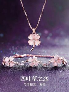 ตาแมวสีชมพู สีหิน Four-leaf Clover สร้อยคอสร้อยข้อมือจี้ชุดสําหรับหญิง ทันสมัย ดอกไม้ ดีไซน์ เครื่องประดับอุปกรณ์เสริม
