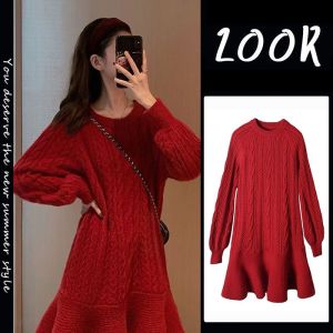 ชุดเดรสสเวตเตอร์ยาวปานกลางสำหรับผู้หญิง ฤดูใบไม้ร่วง/ฤดูหนาว 2025 ใหม่ แฟชั่นสีแดง ชุดเดรสสเวตเตอร์ถักหนา กระโปรงทรงเอเอวสูง