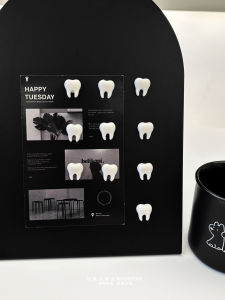 ติดประตูตู้เย็นแบบดูดซับแม่เหล็กสีขาวขนาดเล็ก สไตล์เรียบง่าย เรียบง่าย น่ารัก อุปกรณ์ตกแต่งผนังรูปภาพ แผ่นดินเหล็ก ช่องเก็บของ