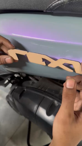 EMBLEM AKSESORIS STIKER MOTOR 3D 2PC LOGO CLICK BEAT HONDA AEROX VARIO KAWASAKI GENIO LEXI PCX NMAX EMBLEM TWOTONE BAHAN AKRILIK ANTI LUNTUR ANTI KARAT