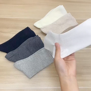 CEEKEY ฤดูใบไม้ผลิและฤดูใบไม้ร่วงเกาหลีฉบับเรียบง่ายสีทึบถุงเท้าผู้หญิงสองเข็มแนวตั้งกลางกระบอกถุงเท้าผู้หญิงสี่ฤดูจับคู่ถุงเท้าผ้าฝ้าย