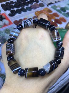 Vòng đeo tay mã não vân đen trắng dạng khúc 10 li