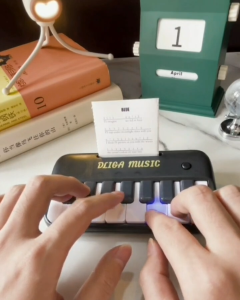 Mini Piano Elektronik 15-Tuts: Mainan Keyboard Musik untuk Pemula