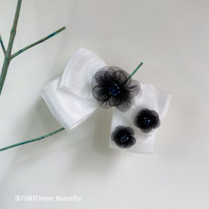 หมวกผ้าชีฟองสีขาวผูกโบว์ผีเสื้อแฮนด์เมด หมวกตกแต่งผมประดับคริสตัลสีดำ หมวกผ้าชีฟองสีขาวแบบเรียบง่ายและหรูหรา