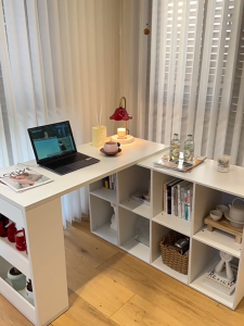 HOM HEART โต๊ะเครื่องแป้ง โต๊ะคอมพิวเตอร์ โต๊ะทำงาน โต๊ะวางคอม โต๊ะวางของ โต๊ะหนังสือแบบเข้ามุม ปรับได้อย่างหลายอิสระความยาว (CM.) 140-235 สามารถปรับทิศทางได้ 360° สีขาวอุ่น ความจุสูง ใช้งานได้หลาก