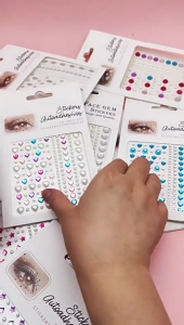 เพชรเม็ดเล็กติดหน้า ไข่มุกติดหน้า สีสัน พร้อมส่ง ร้านไทย สติกเกอร์เพชรตกแต่งใบหน้า คริสตัลติดหน้า