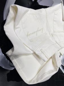 กางเกงยีนส์ทรงหลวมขาบานลายตัวอักษรปักสีขาว กางเกงขายาวทรงตรงกระชับสัดส่วน กางเกงขายาวทรงหลวมเอวสูง ฤดูใบไม้ผลิ 2025