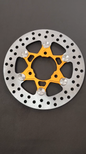 Đĩa sau Raider/Satria 220mm lắp mâm ZIN 3 LỖ mẫu NGÔI SAO 6 CÁNH T6/2025 ----LÒNG VÀNG ĐẬM + NÚT INOX =