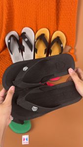 IFTMARK รองเท้าแตะผู้ชาย รองเท้าแตะผู้ชาย รองเท้าชายหาดฤดูร้อน รองเท้ากันลื่น ใส่สบาย มีหลายสีให้เลือก