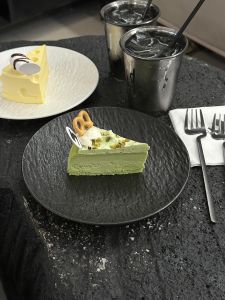 Elegant Black Ceramic Plate Nordic Style Afternoon Tea Dessert Plate Steak Plate round Dinnerware Dish Home Use Cake Tray