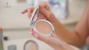 ULTIMA II Delicate Cream Powder Make Up 13g. อัลติม่าทู เดลิเคท ครีม พาวเดอร์ เมคอัพ แป้งเนื้อครีมผสมรองพื้น เนียนนุ่ม เกลี่ยง่าย ปกปิดเรียบเนียน ติดทนนาน 10 ชั่วโมง ช่วยให้ผิวดูสวยเป็นธรรมชาติ ไม่เป็นคราบระหว่างวัน