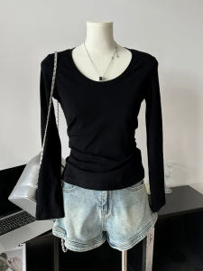 Black Long Sleeve Round Neck Slim Fit Base Shirt: A Casual Women's T-Shirt for Early Autumn