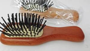 Lược Chải Tóc Mini Bằng Gỗ Beech Di Động Có Đệm Khí Massage Da Đầu Dụng Cụ Chăm Sóc Tóc Thời Trang Dành Cho Nữ Sử Dụng Trong Gia Đình