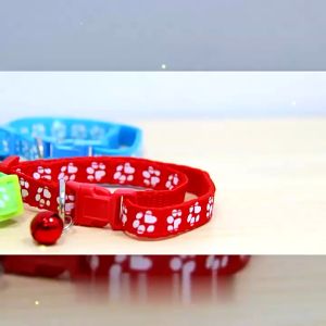 ปลอกคอแมว ปลอกคอหมา ปลอกคอสัตว์เลี้ยง พร้อมระฆัง ลายพิมพ์อุ้งเท้าน่ารัก แบบปรับขนาดได้ 19-32 ซม【8 สี】