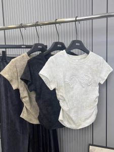 เสื้อยืดคอกลมแขนสั้นปักลายอเมริกันย้อนยุค ทรงเข้ารูป เอวสูง ทรงเข้ารูป ฤดูร้อน 2024 ใหม่ ไซส์ใหญ่ ผูกโบว์ ทรงเข้ารูป