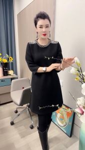 ชุดเดรสยาวปานกลางทรงเข้ารูปสไตล์วินเทจสำหรับใส่ไปทำงาน ทรงเข้ารูป แขนยาว 7 นิ้ว คอตั้ง ผ้าผสมอื่นๆ 100%