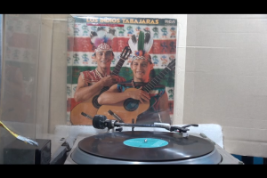 2 แผ่นเสียง 12นิ้ว z06 LOS INDIOS TABAJARAS บรรเลง แผ่นVG+ ริ้วรอยบาง เสียงรบกวนเล็กน้อยถึงกลางไม่มีรอยลึก แผ่นล้างสะอาดแล้ว ปกVG+มีตำหนิขอบนิดหน่อย ขอบไม่ขาด สันไม่ทะลุ