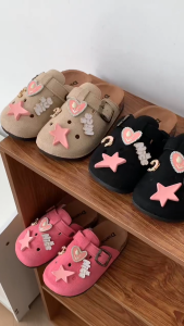 New Fashionable Canvas Clog Sandals for Girls Slip on with Cute Cartoon Decorations Rubber Non-slip Soles High Quality for Home and Outdoor Wear Stylish and Versatile Clog Sandals 0110523