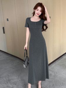 ชุดเดรสยาวทรงเอเอวสูงสีเทาสไตล์อเมริกัน กระโปรงทรงเอ กระโปรงสั้น แขนสั้น คอตั้ง สไตล์เรียบง่าย สำหรับผู้หญิง