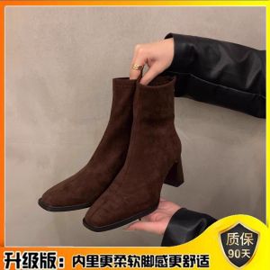 สไตล์เกาหลี รองเท้าบูทมาร์ตินขนยาวส้นสูง ผู้หญิง รองเท้า 2024 ใหม่ ฤดูใบไม้ร่วง ฤดูหนาว รองเท้าบูทสั้นพร้อมพื้นผิวกํามะหยี่และหัวเหลี่ยม