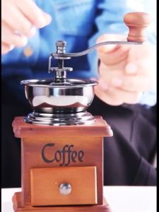 Máy xay cà phê cầm tay cổ điển - Cối xay cà phê mini đế gỗ nhỏ gọn.