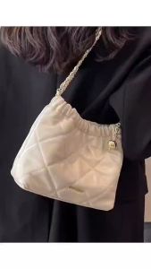 พร้อมส่งจากไทย กระเป๋าทรง Bucket สวยหรู สายโซ่ทอง จุของได้เยอะ รุ่นฮิต รุ่นใหม่ กระเป๋าสะพายข้าง 2 สี