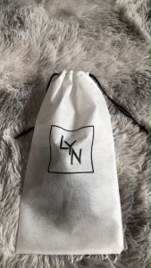 ที่ใส่นามบัตรต่างๆ มีสายสพายโซ่สีเงิน LYN สีดำ ใส่บัตรได้ 3 ใบ และมีช่องใส่เหรียญ ( มือ 2 ) คุณภาพดี พร้อมการ์ดและถุง