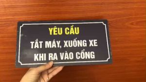 Bảng Yêu cầu tắt máy xuống xe chất liệu mica kích thước 15 x 30