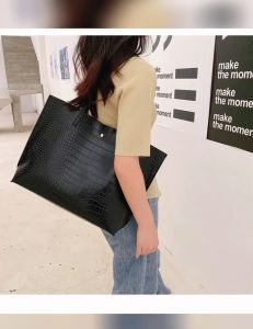 BNG กระเป๋าถือ สะพายข้าง Tote Bag บรรจุของได้เยอะ เรียบหรู ลายหนังจระเข้ รสชาติ 70cm x 35cm (DR2351)