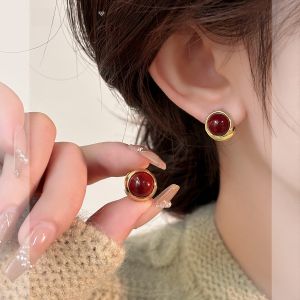 ต่างหูไข่มุกสีแดงสไตล์ฮ่องกงสำหรับผู้หญิง 2025 ต่างหูแฟชั่นแบบใหม่ ต่างหูคุณภาพสูง ฤดูใบไม้ร่วง/ฤดูหนาว เครื่องประดับ
