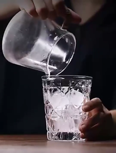 แก้ววิสกี้ แก้วเหล้า แก้วบรั่นดี แก้ววิสกี้ลายตารางหมากรุกโปร่งใส แก้วเบียร์สร้างสรรค์ เครื่องดื่มโซดา 290ml