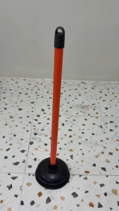 ปั้มส้วม ที่ปั้มชักโครก หน้ากว้าง 14 ซม. ด้ามพีวีซี 60 ซม. (คละสี)