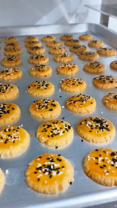 Kue Kering Cui Kao So Premium topping biji Wijen original by Giwon Bakehouse Cookies