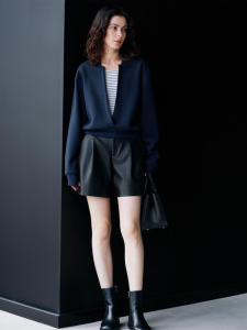 เสื้อสเวตเตอร์คอกลมแขนยาวทรงหลวมสไตล์ลำลองสีน้ำเงินเข้ม HUAAPPUW ฤดูใบไม้ร่วง 2025 ดีไซน์ใหม่ ผ้าผสมโพลีเอสเตอร์ คอตตอน ยางยืด