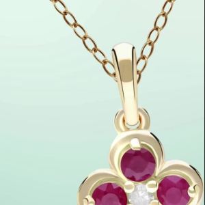 Gemondo จีทองคำ 9K ประดับมรกต (Emerald) และเพชร (Diamond) ทรงดอกไม้ล้อมสไตล์คลาสสิก (ไม่รวมสร้อย)