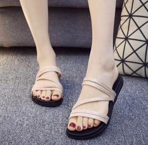 รองเท้าแตะส้นแบนฤดูร้อนสบายๆสําหรับผู้หญิงรองเท้าชายหาดสไตล์เกาหลีแฟชั่นรองเท้าแตะห้องน้ํากันลื่น