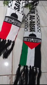 SYAL PALESTINA SAVE AL AQSHA SYAL RAJUT KOMPUTER SCRAF PALESTINA\\n\\n Apa Itu Syal Desain Islam?\\n\\nSyal Desain Islam adalah syal yang dirancang dengan motif dan warna yang sesuai dengan nilai-nilai Islam. Motifnya biasanya mencakup gambaran kehidupan sehari-hari, hiasan geometris, dan tulisan Al-Quran.\\n\\n Sejarah Syal Desain Islam\\n\\nSejarah syal desain Islam bermula dari tradisi penggunaan hijab atau kerudung oleh wanita Muslim. Dengan perkembangan zaman, syal desain Islam menjadi semakin populer dan diterima secara luas sebagai bagian dari pakaian Muslim.\\n\\n Jenis-Jenis Syal Desain Islam\\n\\nAda beberapa jenis syal desain Islam yang dapat dipilih, seperti:\\n\\n- Syal polos\\n- Syal dengan motif geometris\\n- Syal dengan tulisan Al-Quran\\n- Syal dengan motif kehidupan sehari-hari\\n\\n Syal Save Al Aqsha\\n\\nSyal Save Al Aqsha adalah syal khusus yang digunakan untuk mendukung masjid Al-Aqsha di Yerusalem. Motif syal ini biasanya mencakup gambaran masjid Al-Aqsha, bendera Palestina, dan tulisan \"Save Al Aqsha\".\\n\\n Fungsi Syal Save Al Aqsha\\n\\nSyal Save Al Aqsha memiliki fungsi ganda, yaitu sebagai aksesori fashion dan simbol dukungan terhadap masjid Al-Aqsha. Dengan mengenakan syal ini, kita menunjukkan bahwa kita peduli tentang nasib masjid Al-Aqsha dan berharap agar masjid tersebut tetap aman dan terjaga.\\n\\n Cara Memilih Syal Save Al Aqsha yang Tepat\\n\\nBerikut adalah beberapa tips untuk memilih syal Save Al Aqsha yang tepat:\\n\\n- Perhatikan kualitas bahan dan jahitannya.\\n- Pilih warna dan motif yang sesuai dengan kepribadian Anda.\\n- Jangan lupa pertimbangkan ukuran syal agar nyaman digunakan.\\n\\n Syal Untuk Penghormatan\\n\\nSyal untuk penghormatan adalah syal yang digunakan sebagai tanda penghormatan kepada orang atau hal tertentu. Di berbagai negara, syal penghormatan memiliki makna dan cara penggunaan yang berbeda-beda.\\n\\n Syal Penghormatan di Berbagai Negara\\n\\nBerikut adalah beberapa contoh penggunaan syal penghormatan di berbagai negara:\\n\\n- Di Indonesia, syal penghormatan biasanya digunakan saat menghadiri acara kenegaraan atau perayaan hari besar Islam.\\n- Di Mesir, syal penghormatan sering digunakan sebagai simbol dukungan terhadap Presiden atau tokoh politik tertentu.\\n- Di Palestina, syal penghormatan digunakan sebagai simbol dukungan terhadap masjid Al-Aqsha dan bangsa Palestina.\\n\\n Cara Mengenakan Syal Penghormatan dengan Benar\\n\\nBerikut adalah beberapa tips untuk mengenakan syal penghormatan dengan benar:\\n\\n- Pastikan syal tidak melanggar aturan atau norma sosial di negara tersebut.\\n- Gunakan syal sesuai dengan acara atau situasi yang tepat.\\n- Jika diperlukan, mintalah saran atau bantuan dari orang-orang yang lebih berpengalaman.\\n\\n Syal Scarf Palestina\\n\\nSyal Scarf Palestina adalah syal yang memiliki motif khas Palestina, seperti bendera Palestina, gambaran masjid Al-Aqsha, dan tulisan \"Palestine\".\\n\\n Sejarah Syal Scarf Palestina\\n\\nSejarah syal scarf Palestina bermula dari tradisi penggunaan syal oleh wanita Palestina. Motif syal ini kemudian berkembang menjadi simbol dukungan terhadap bangsa Palestina dan masjid Al-Aqsha.\\n\\n Variasi Syal Scarf Palestina\\n\\nAda beberapa variasi syal scarf Palestina yang dapat dipilih, seperti:\\n\\n- Syal dengan bendera Palestina\\n- Syal dengan gambaran masjid Al-Aqsha\\n- Syal dengan tulisan \"Palestine\"\\n- Syal dengan kombinasi motif khas Palestina\\n\\n Syal Palestina Rajut Komputer\\n\\nSyal Palestina Rajut Komputer adalah syal yang dibuat menggunakan teknik rajut komputer. Teknik ini memungkinkan pembuatan syal dengan detail dan motif yang lebih rumit.\\n\\n Teknik Rajut Komputer pada Syal Palestina\\n\\nTeknik rajut komputer pada syal Palestina melibatkan penggunaan mesin rajut komputer untuk menciptakan motif dan detail yang rumit. Teknik ini memungkinkan pembuatan syal dengan kualitas yang lebih baik dan lebih cepat.\\n\\n Cara Merawat Syal Palestina Rajut Komputer\\n\\nBerikut adalah beberapa tips untuk merawat syal Palestina Rajut Komputer:\\n\\n- Jangan mencuci syal dengan mesin cuci atau sikat kasar.\\n- Gunakan deterjen khusus untuk pakaian halus.\\n- Jemur syal di tempat teduh dan hindari sinar matahari langsung.\\n- Simpan syal dalam kotak atau lemari yang aman dan terlindungi dari debu.\"\n}