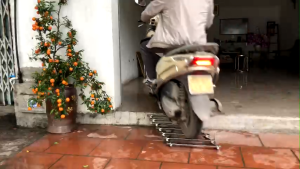 THANG DẮT XE MÁY INOX TIỆN ÍCH DÀNH CHO NGÕ HẸP. ( cho thềm cao 8 - 35 cm )