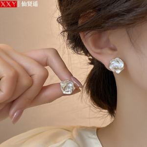 Xianxianyao 2025 New Tea Flower Earrings Womens Versatile Minimalist Style Fashionable Creative Design Toys Gifts