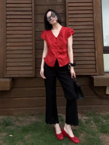 เสื้อเชิ้ตคอวีแขนสั้นสีแดงสำหรับผู้หญิงในช่วงฤดูร้อนปี 2025 เสื้อทรงเข้ารูปเอวเข้ารูป ทรงเข้ารูป สไตล์เกาหลี