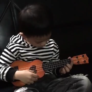 Childrens guitar and ukulele toys/playable instruments/party instruments/playable gifts/holiday gifts