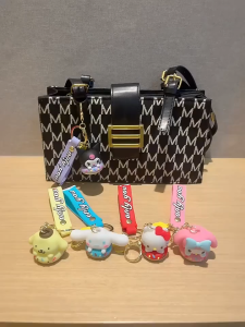 Gantungan Kunci 三丽鸥甜甜圈软胶钥匙扣挂件 Sanrio Donut Keychain 可爱卡通创意精致公仔玩偶钥匙圈包包挂饰 Cute Cartoon Bag Accessories