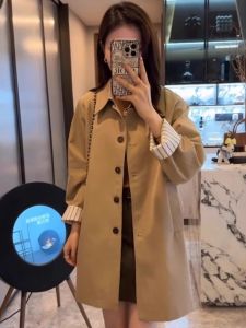 เสื้อแจ็คเก็ตฤดูใบไม้ผลิ 2025 สำหรับผู้หญิง ทรงหลวม สไตล์อังกฤษ ดีไซน์แฟชั่น เสื้อคลุมยาวปานกลาง กระดุมเดียว สีพื้น