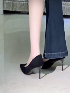 เรียบหรู รองเท้าส้นสูงกํามะหยี่ ผู้หญิง รองเท้า สีดำ รองเท้าทํางานส้นบางชี้นิ้วเท้าสบายรองเท้าสํานักงานรุ่นใหม่ปี 2024