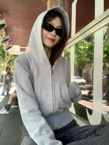 เสื้อแจ็คเก็ตคาร์ดิแกนฮู้ดสีเทาอเมริกันสำหรับผู้หญิง ฤดูใบไม้ผลิ 2025 เสื้อคลุมคาร์ดิแกน Cleanfit ซิปสั้นใหม่